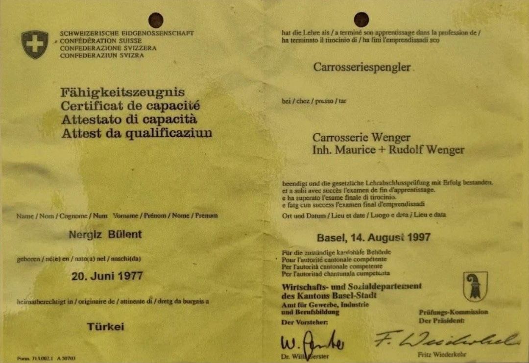 Ein Stück Papier mit einem Schweizer Kreuz darauf