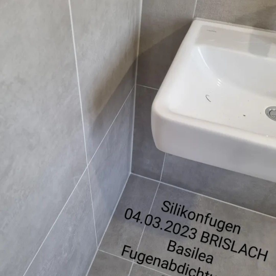 Ein Badezimmer mit Waschbecken und gefliestem Boden