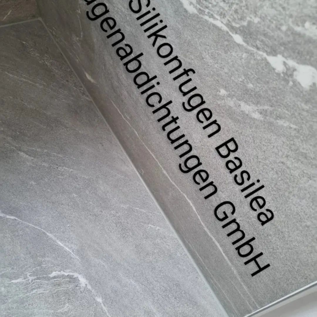 Eine Nahaufnahme eines Schildes mit der Aufschrift „Siliconfugen Basilea“