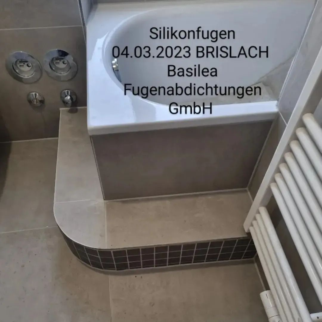 Ein Badezimmer mit Badewanne und Handtuchhalter