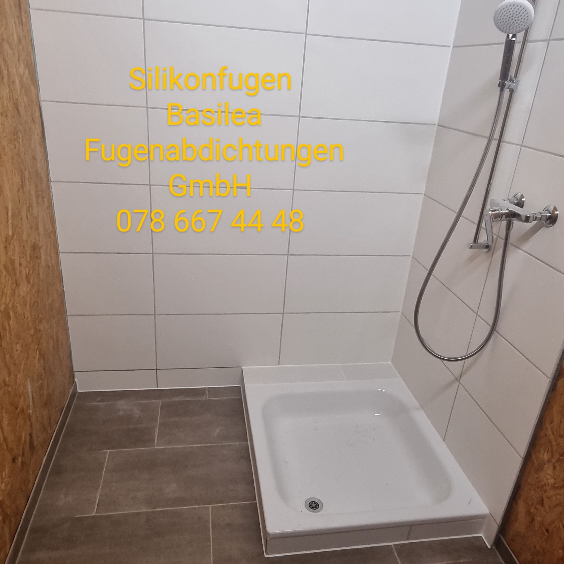 Ein Badezimmer mit Dusche und eine Telefonnummer
