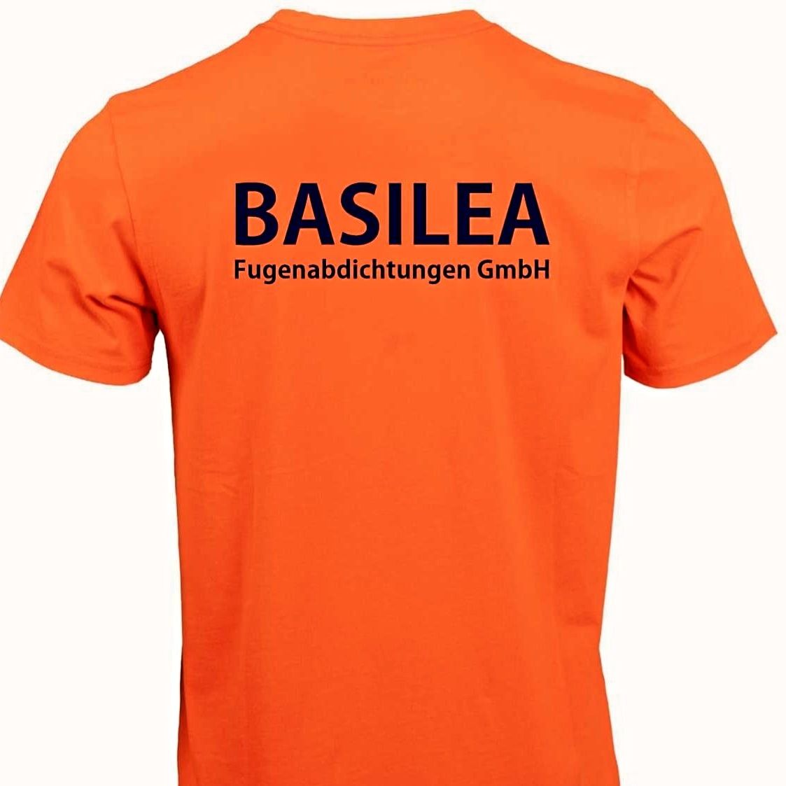 Ein orangefarbenes T-Shirt mit der Aufschrift „Basilea“ auf der Rückseite