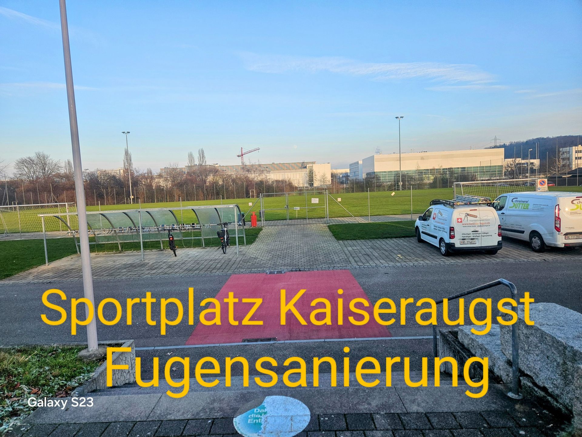 Ein Bild eines Fensters mit der Beschriftung hybridfugen arlesheim bl