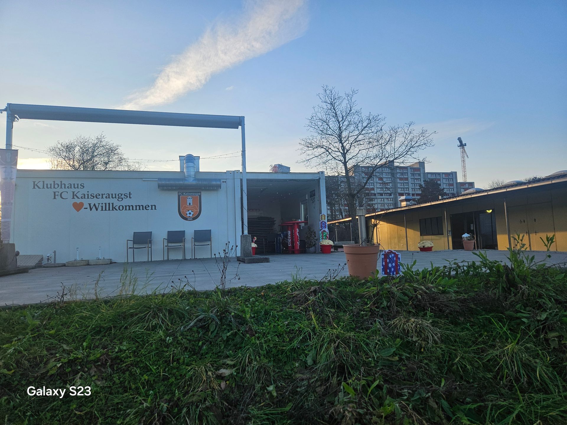 Ein weißer Lieferwagen steht vor einem Haus, auf dem ein Gerüst steht