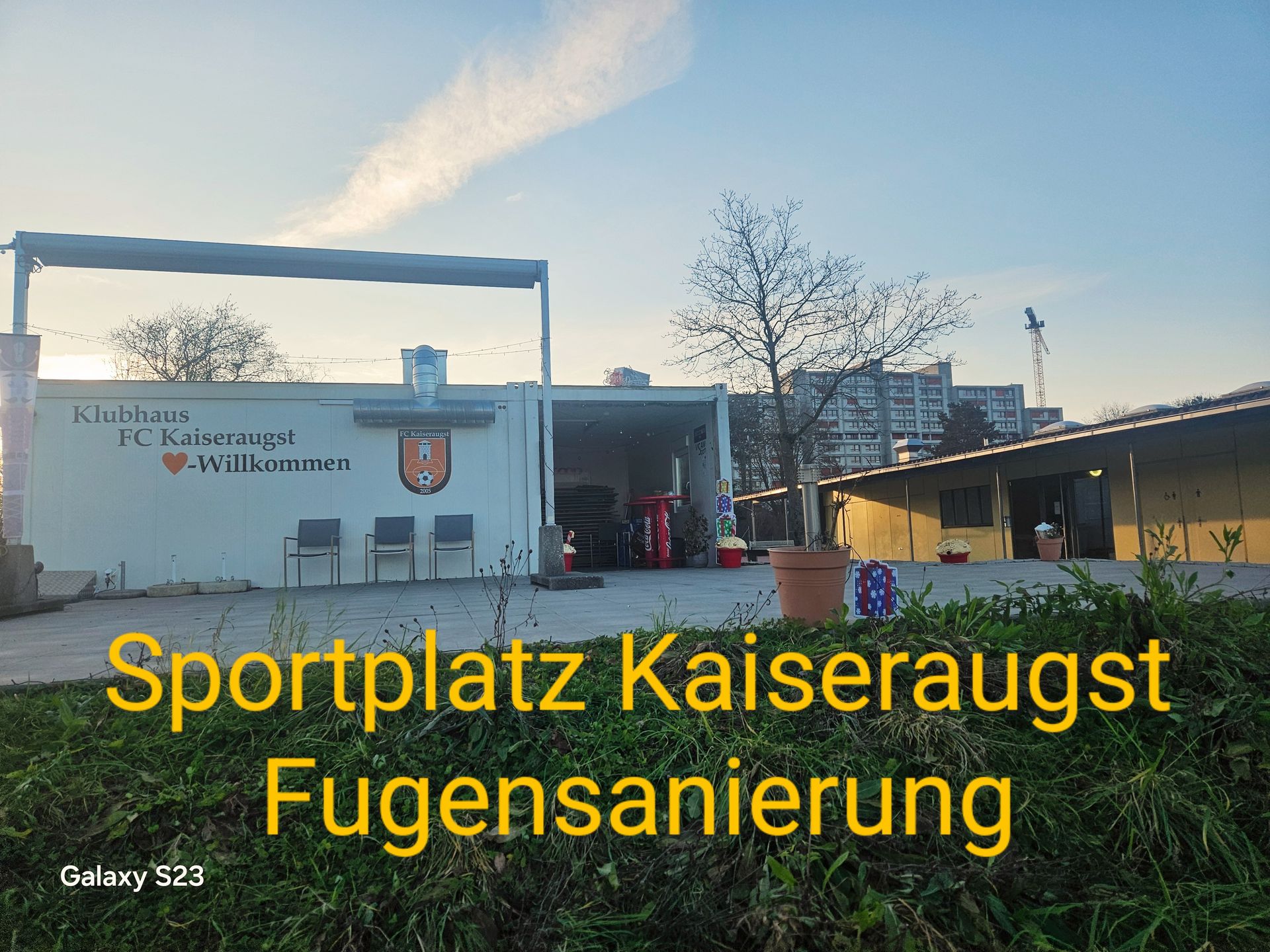 Ein weißer Lieferwagen steht vor einem Gebäude, das sich im Bau befindet