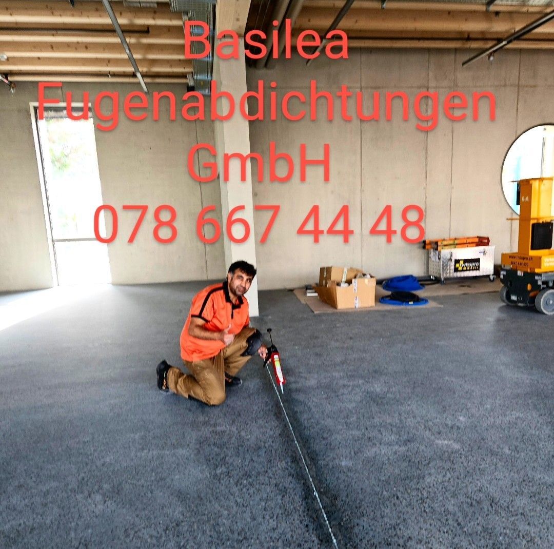 Ein Mann kniet in einem Raum mit der Nummer 078 667 44 48