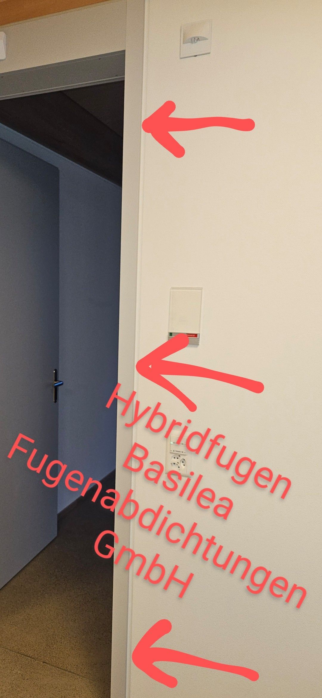 Eine weiße Wand mit roten Pfeilen, die auf verschiedene Orte zeigen