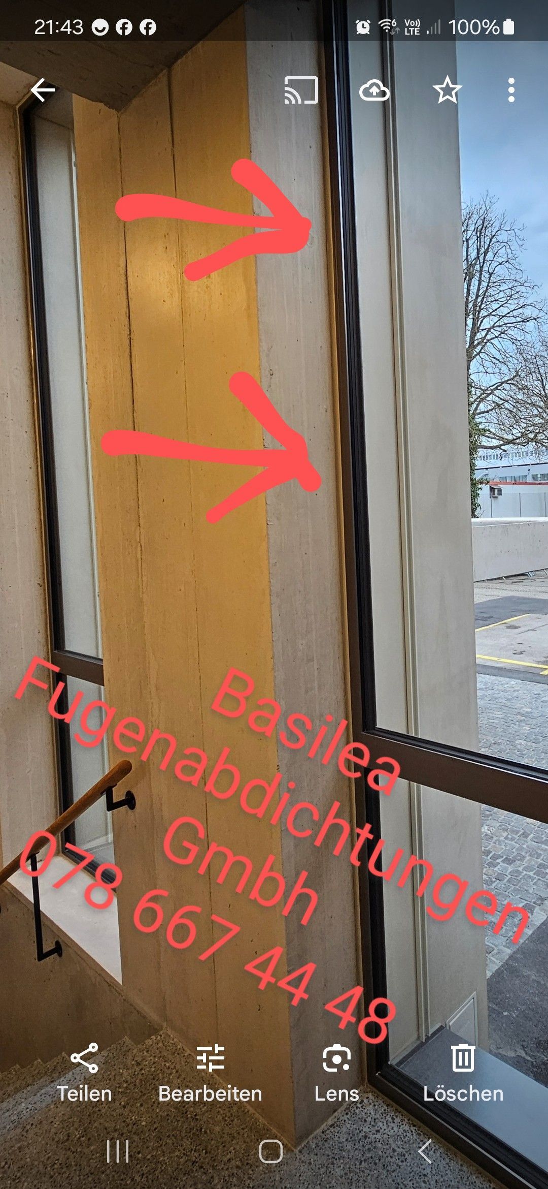 Ein Bild eines Gebäudes mit einem roten Pfeil, der nach rechts zeigt.