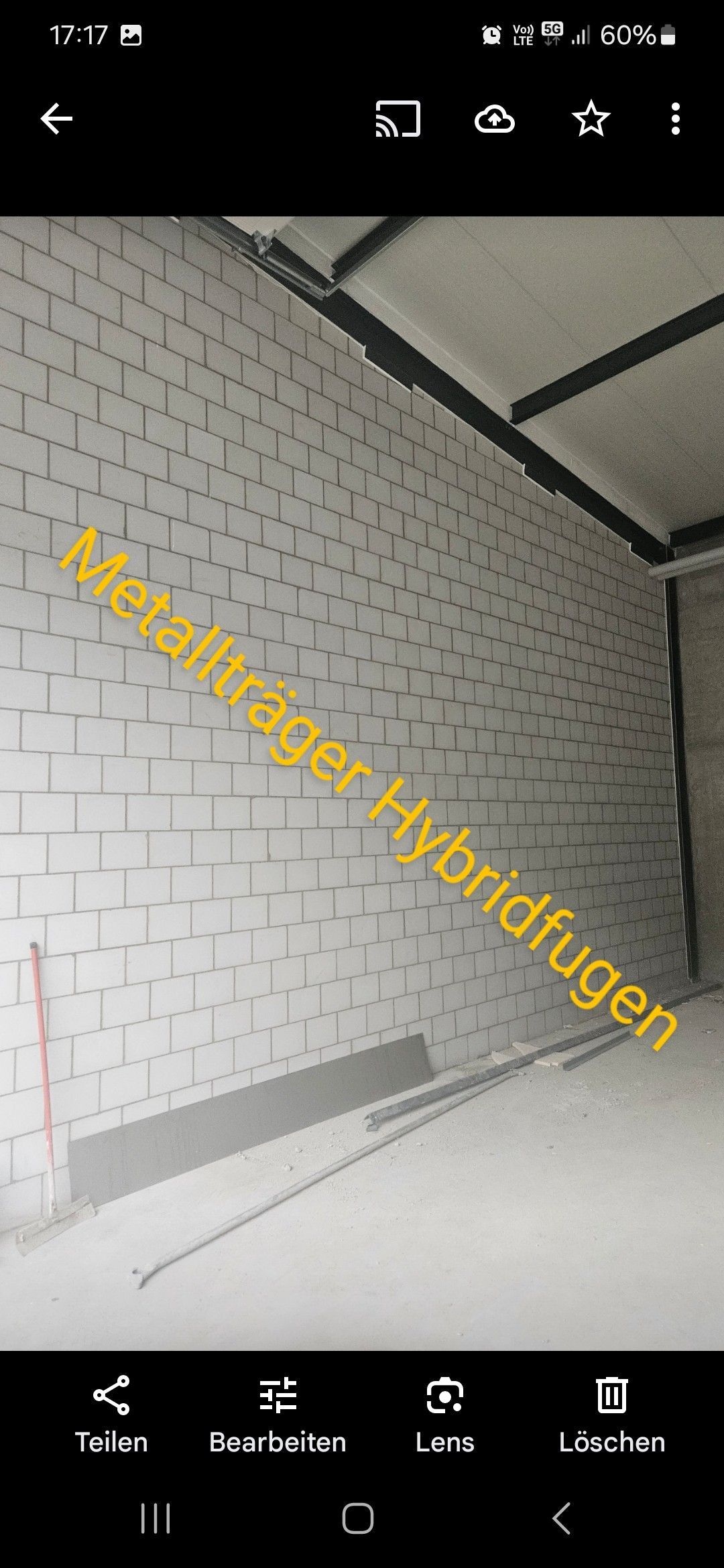 Ein Bild einer Backsteinmauer auf einem Mobiltelefon.