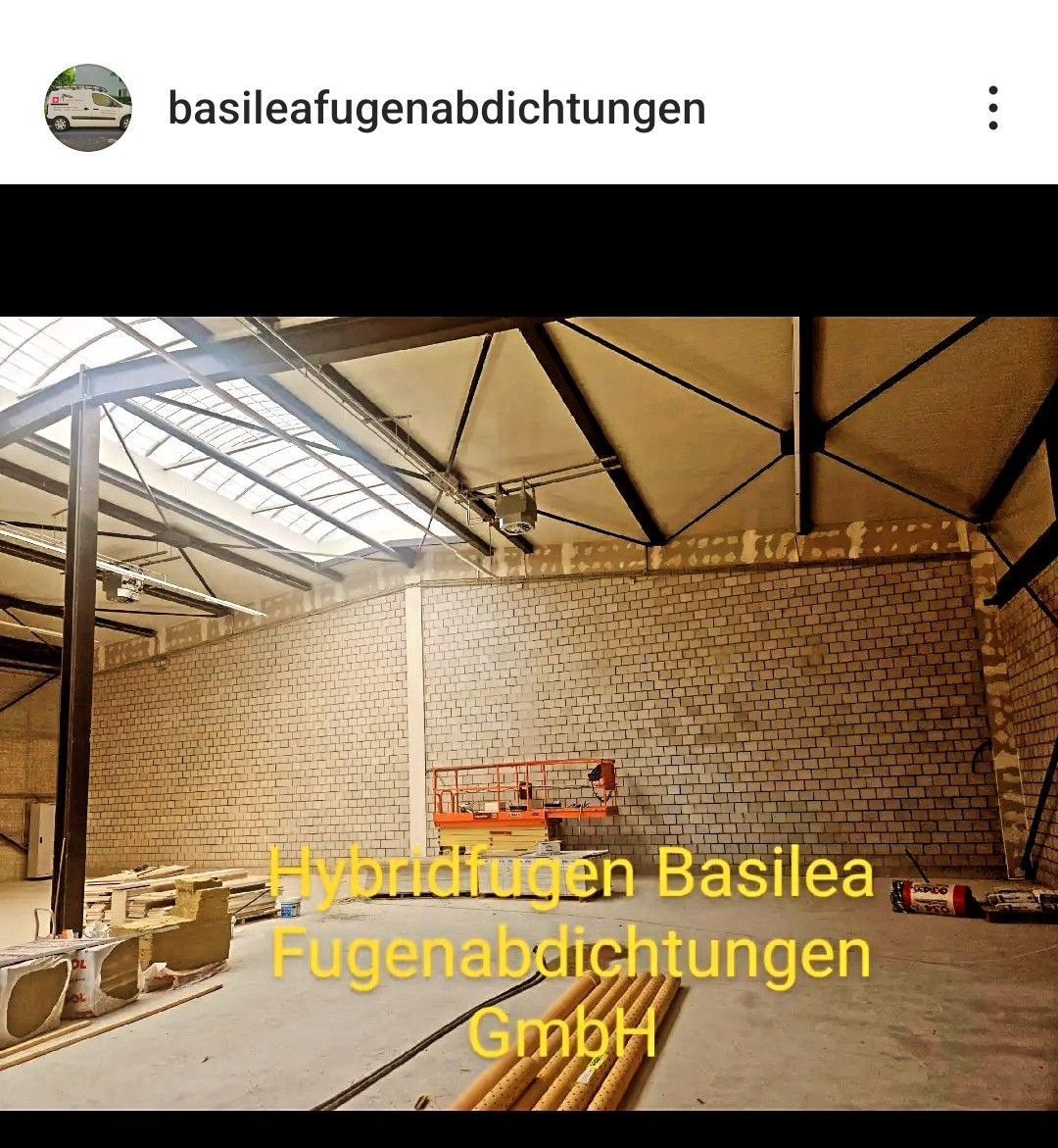 Ein Bild eines im Bau befindlichen Gebäudes mit den Worten Basilea Fugenabdichten GmbH auf der Unterseite