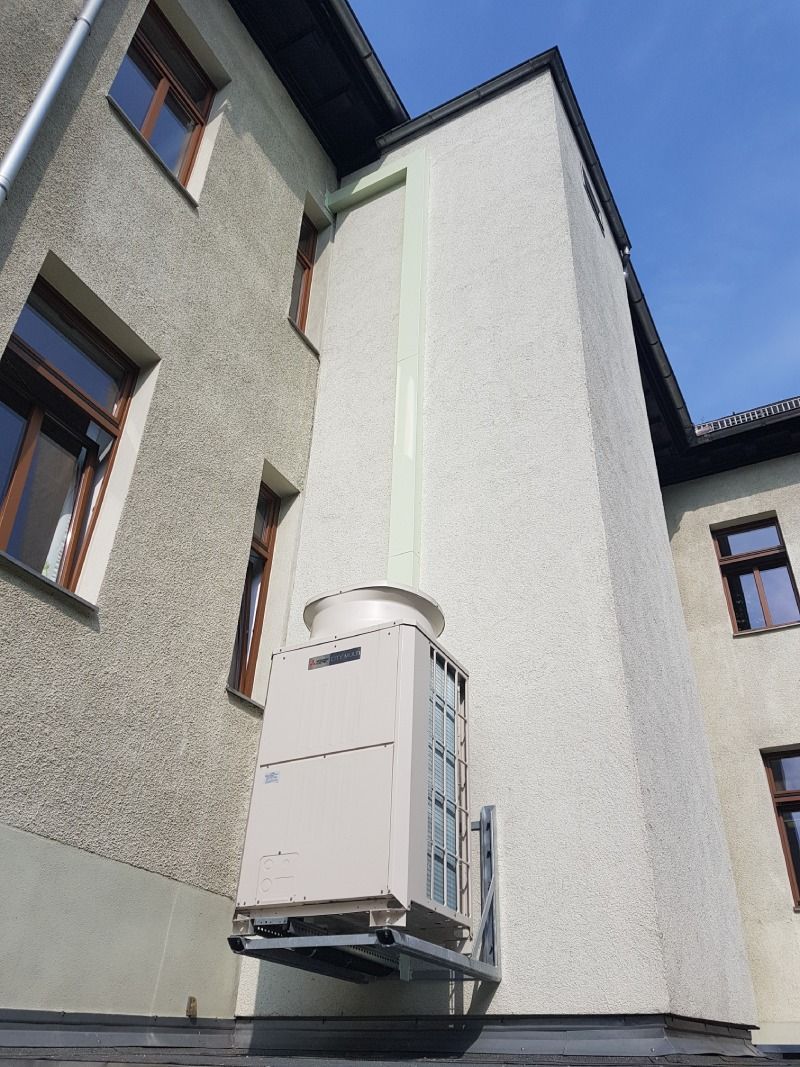 An der Hauswand angebrachte Klimatechnik