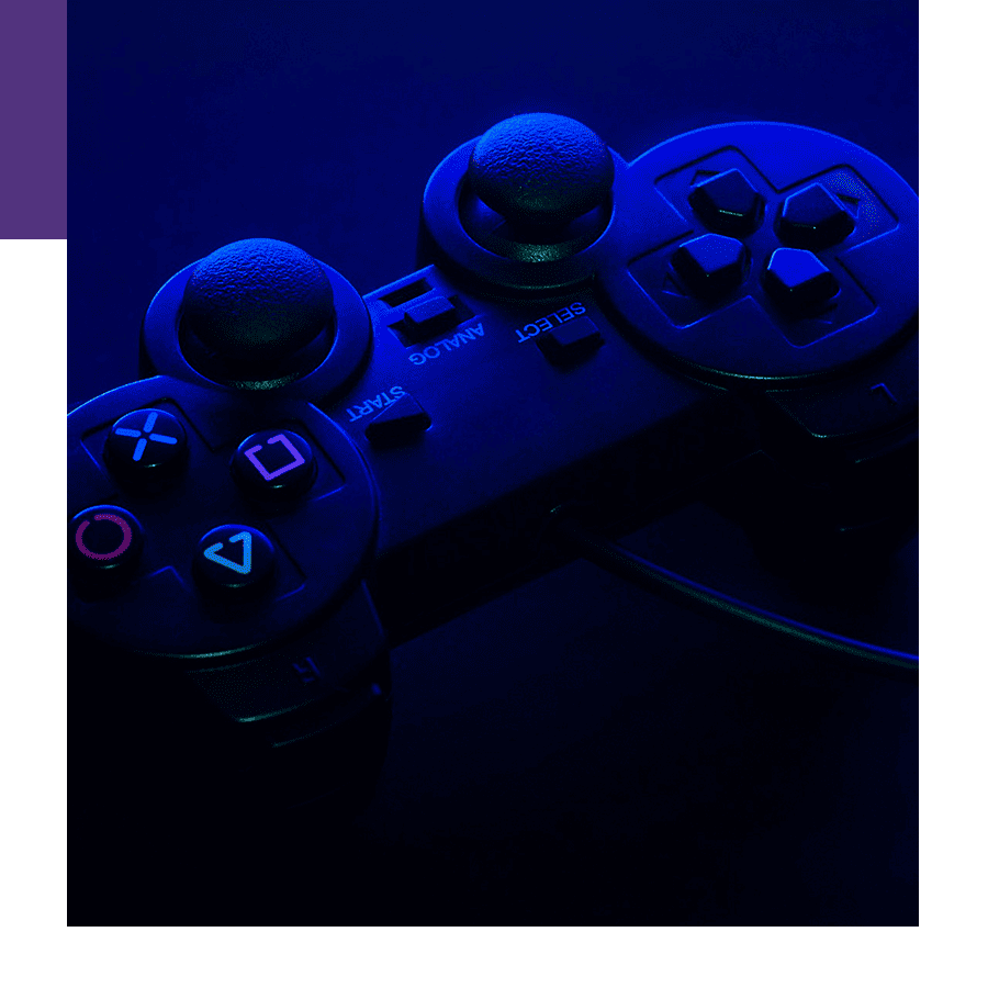 Un primer plano de un controlador de videojuego en la oscuridad.