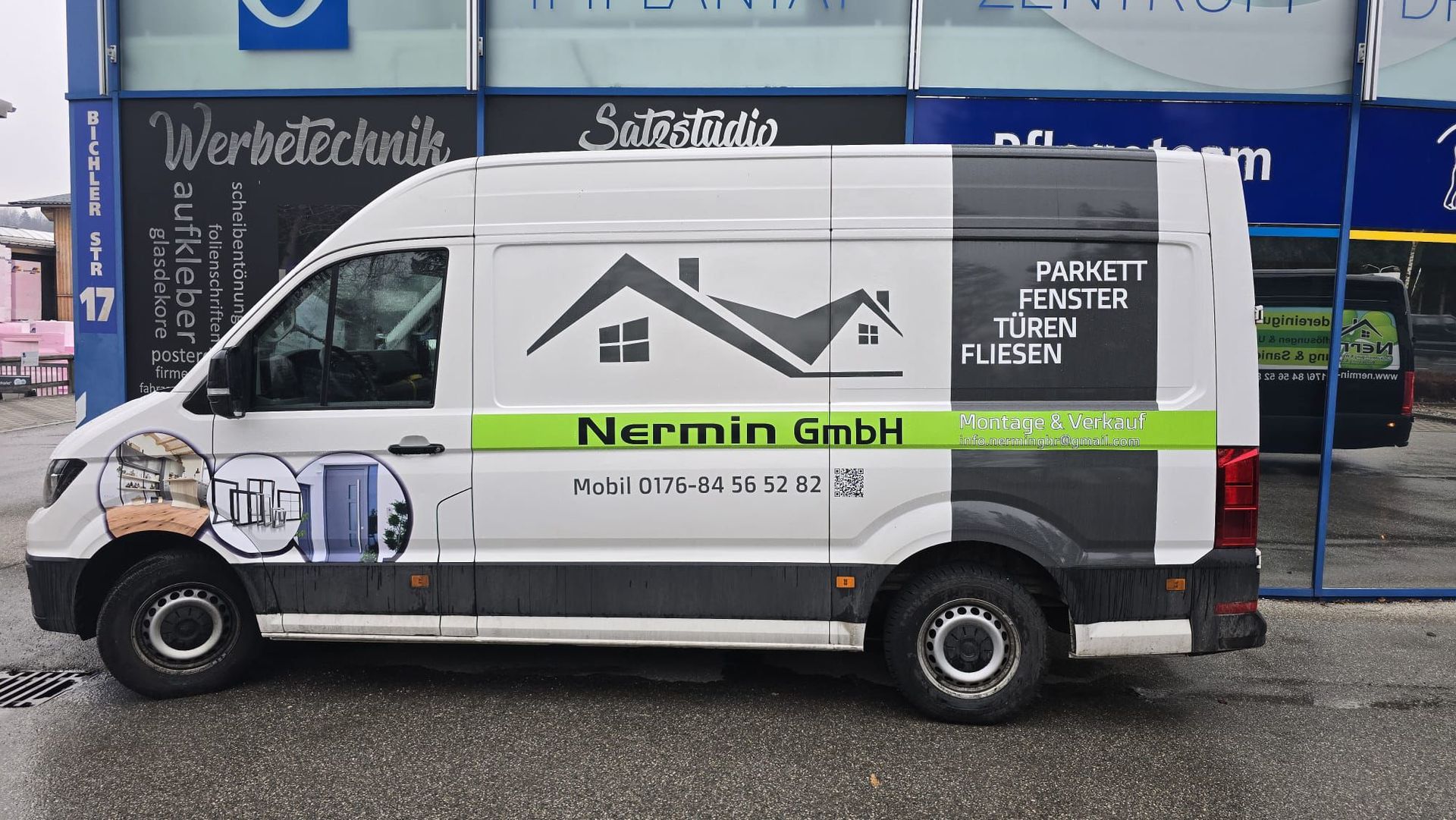 Moderne Wohnanlage mit Mehrfamilienhäusern und Grünanlage