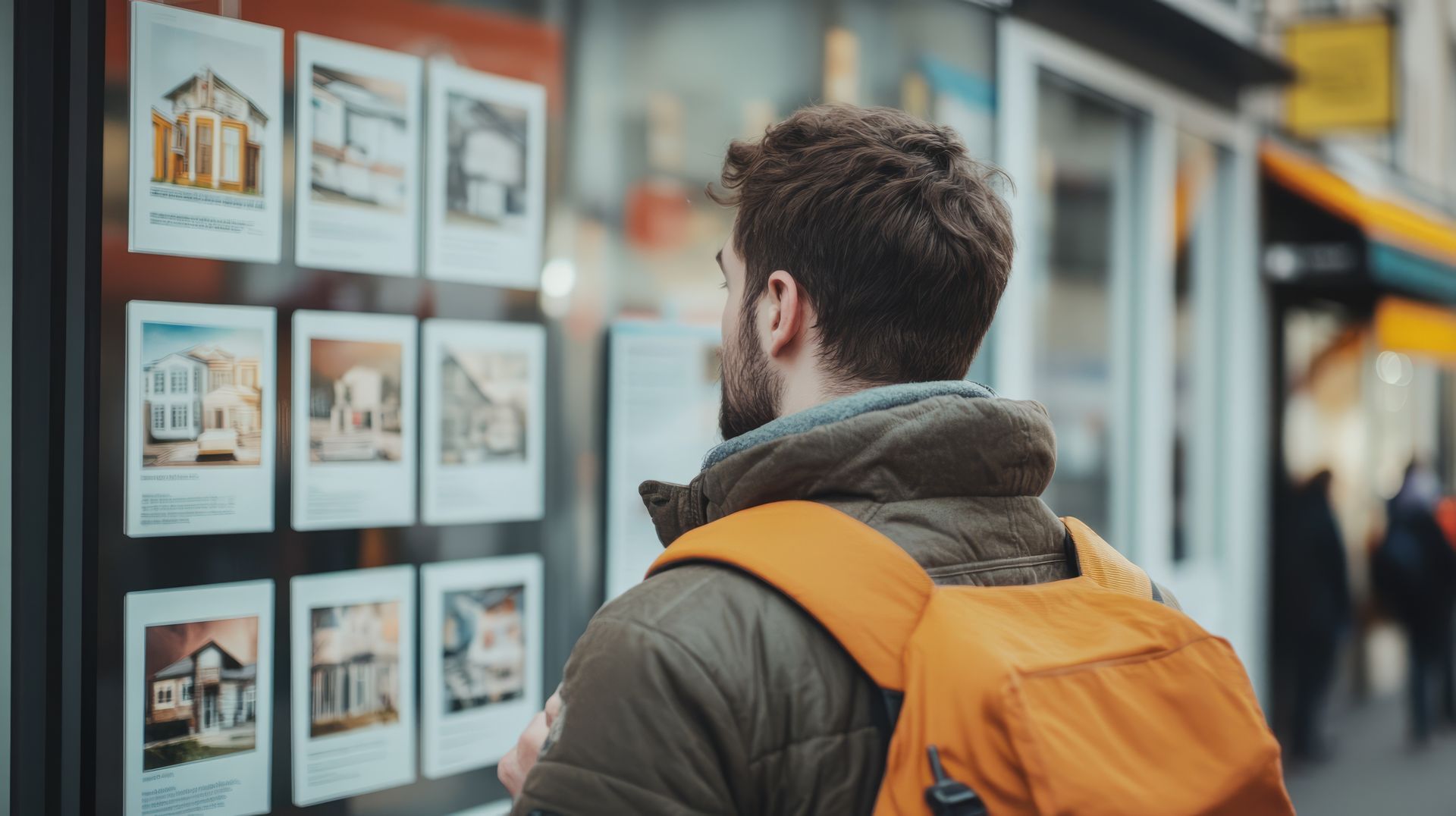 Homme qui regarde des annonce de location de maison