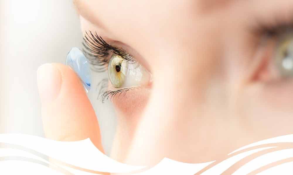 Eine Frau trägt eine Kontaktlinse in ihrem Auge .