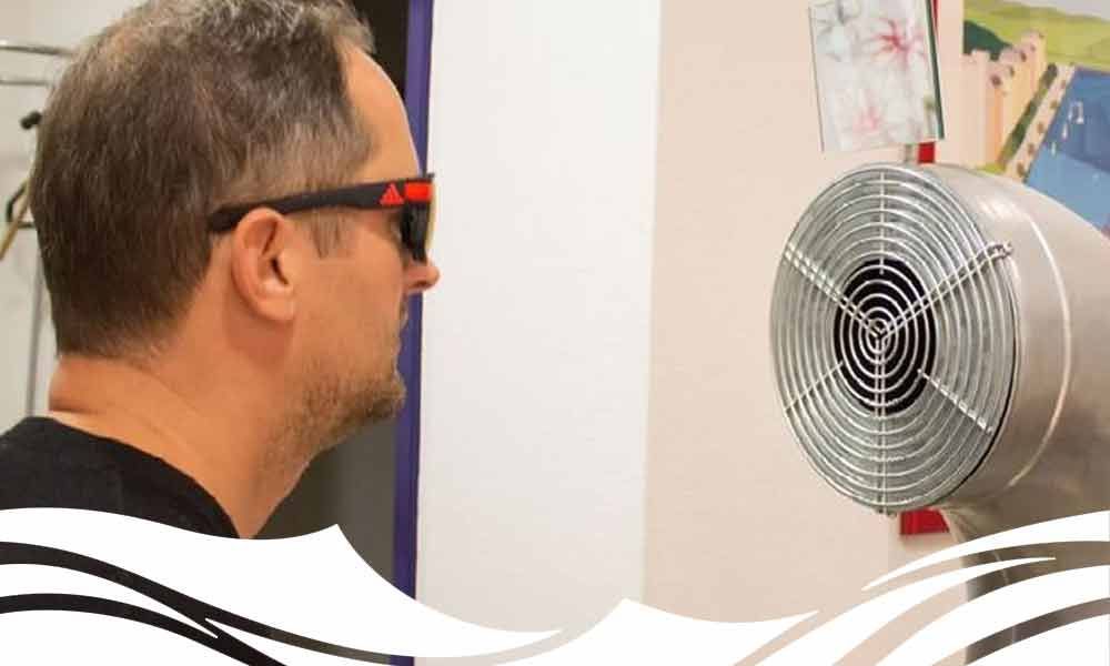 Ein Mann mit Sonnenbrille schaut in einen Ventilator .