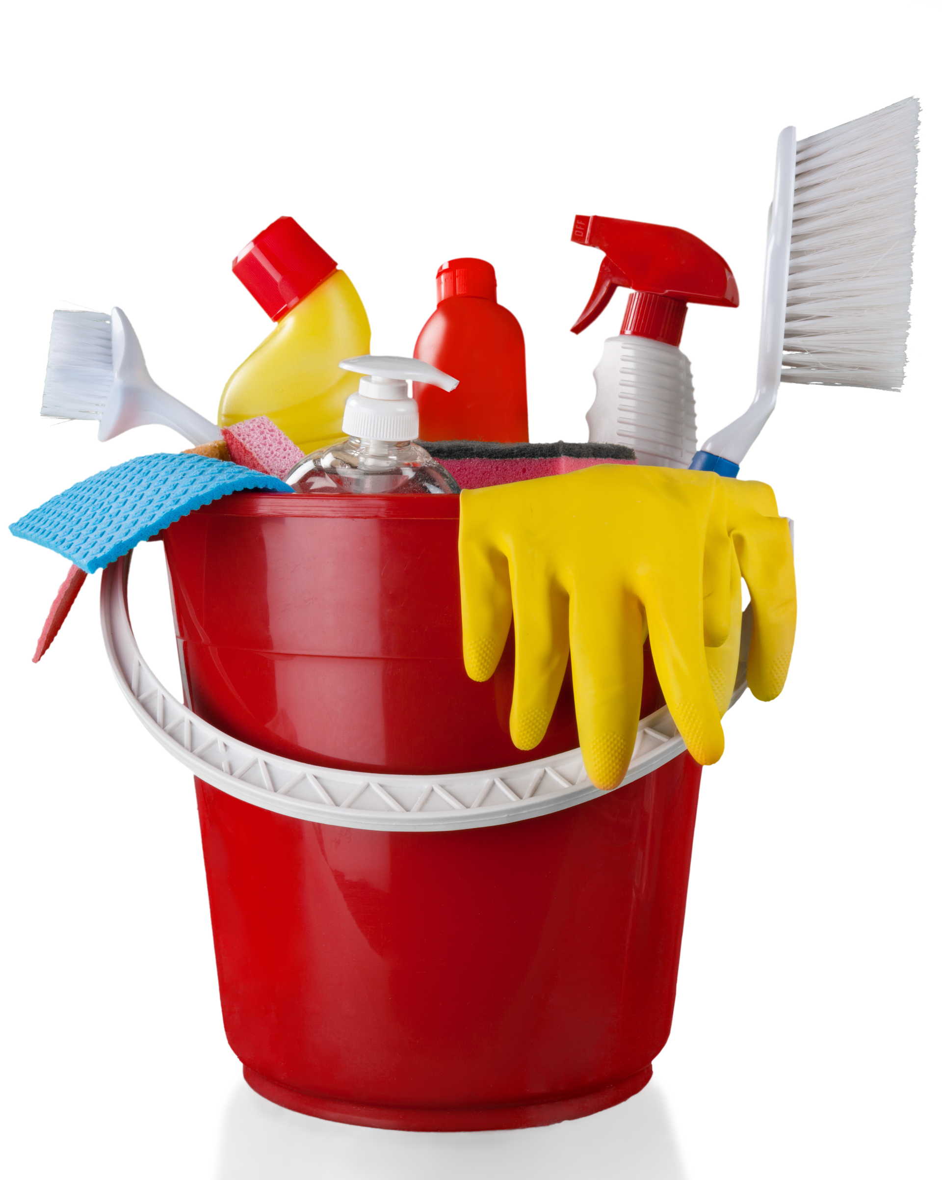 Seau de nettoyage rouge rempli de flacons pulvérisateurs, d'une brosse, d'une éponge et de gants jaunes