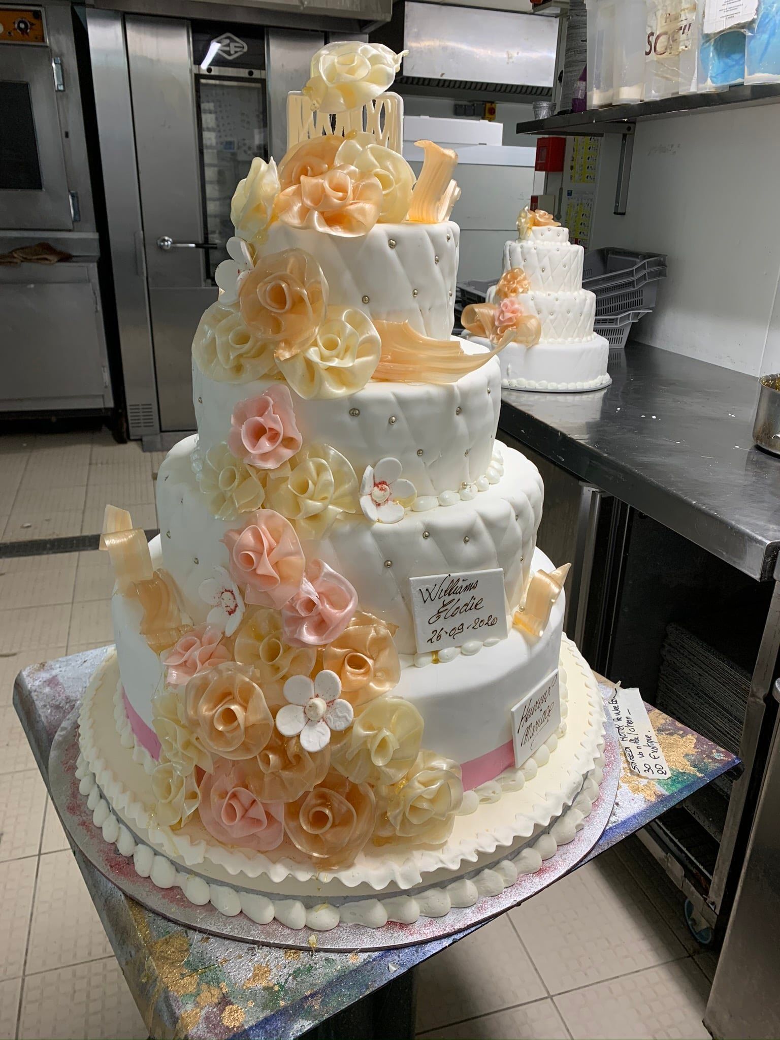 Gâteau de mariage avec fleurs