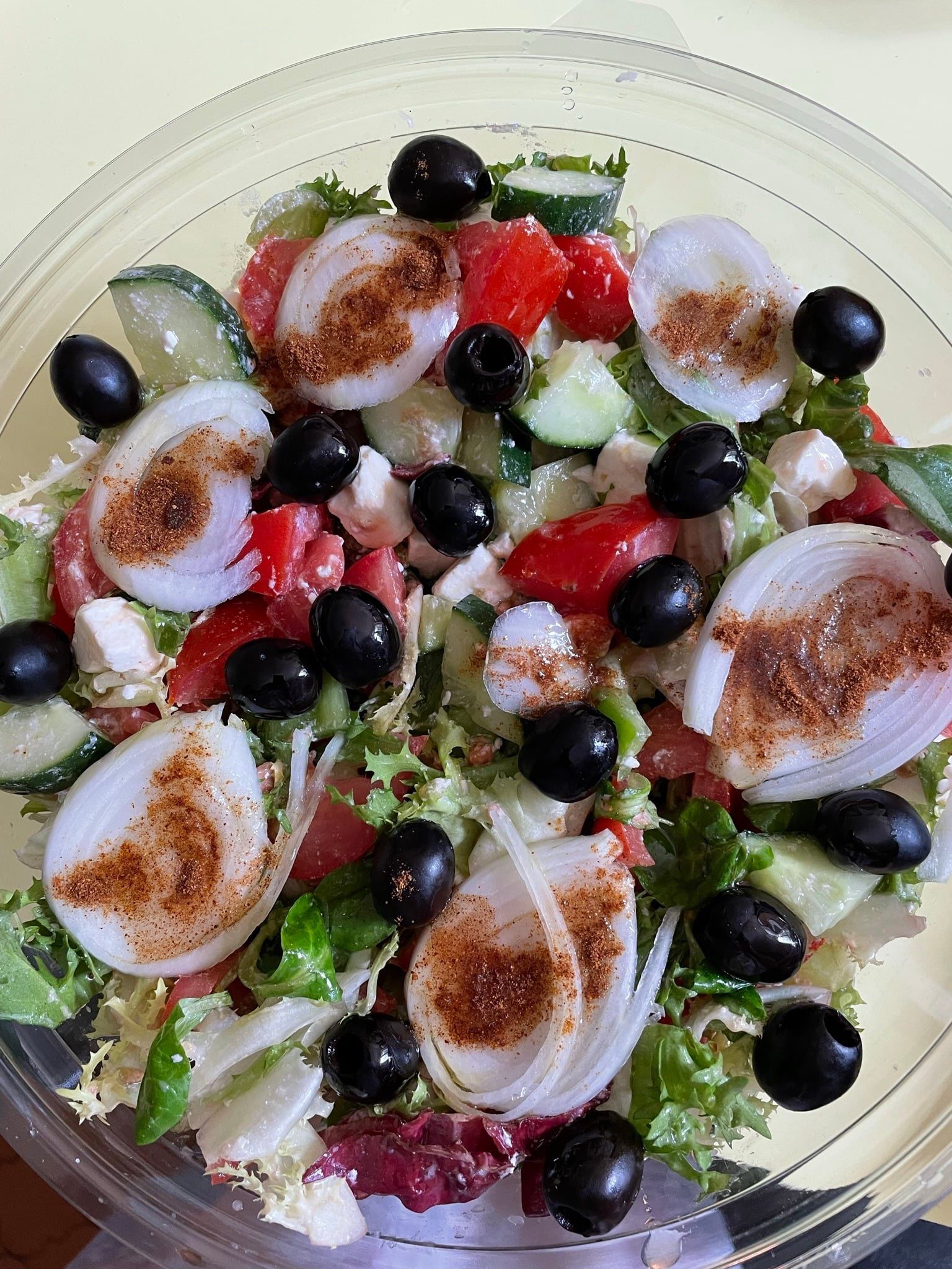 Salades avec olives noires