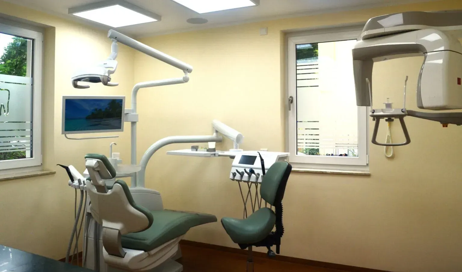 Jugendliche sitzt beim Zahnarzt und lächelt