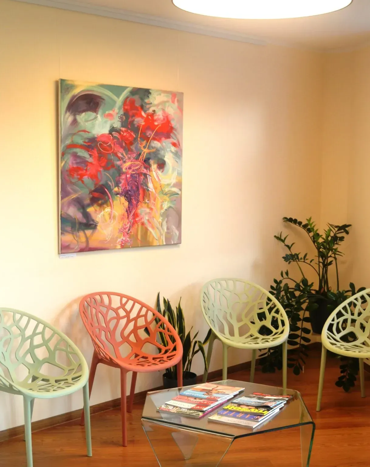 Kind lächelt und zeig Zähne