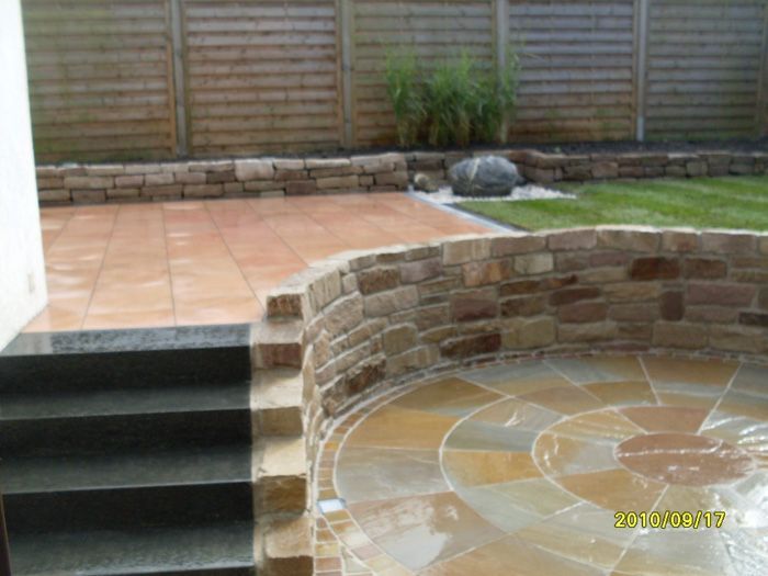 Erhöhung mit Steinfliesen