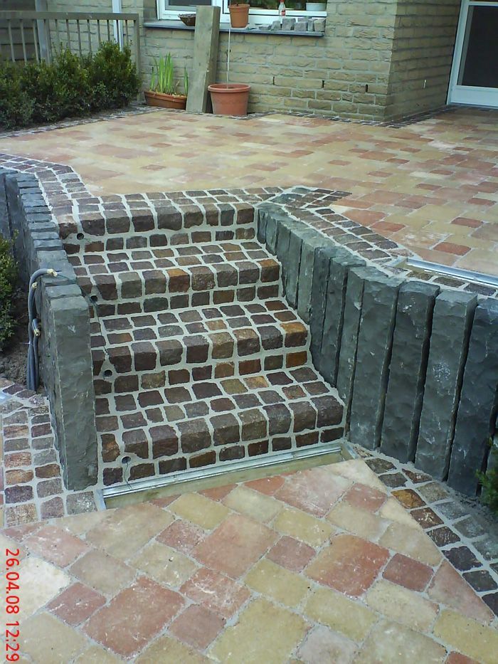 Steintreppe im Garten