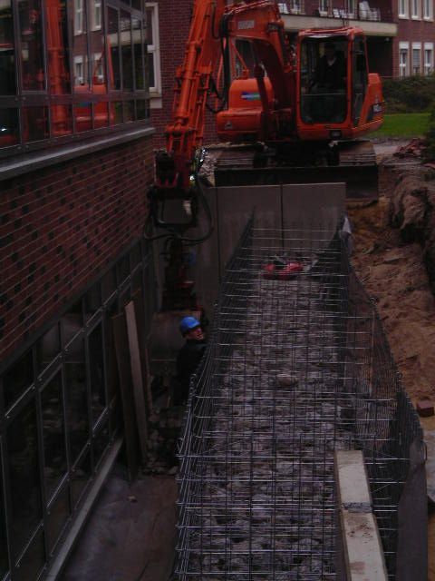 Bagger bei Terrassenbau
