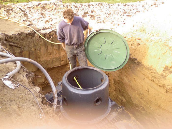 Mann bei Bauarbeiten