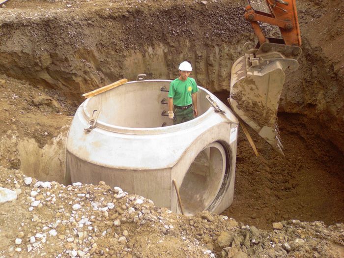 Mann bei Bauarbeiten