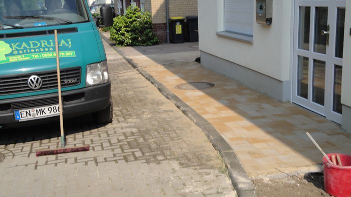 Beige Fliesen vor Haus