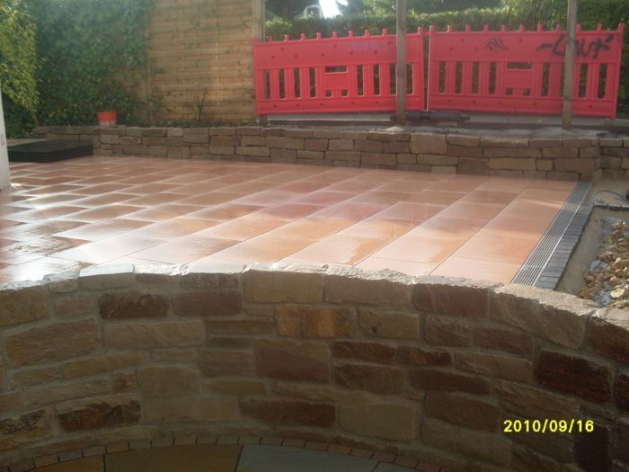 Terrasse mit braunen Fliesen