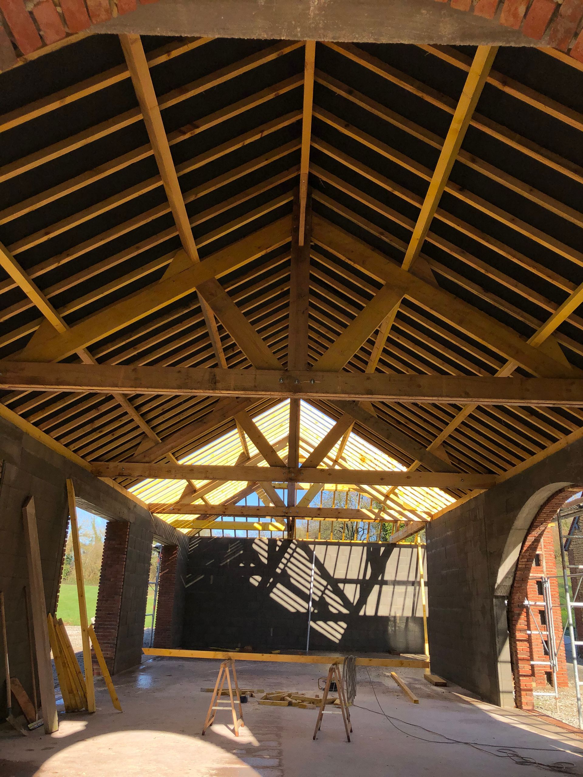 Une charpente avec de l'isolation