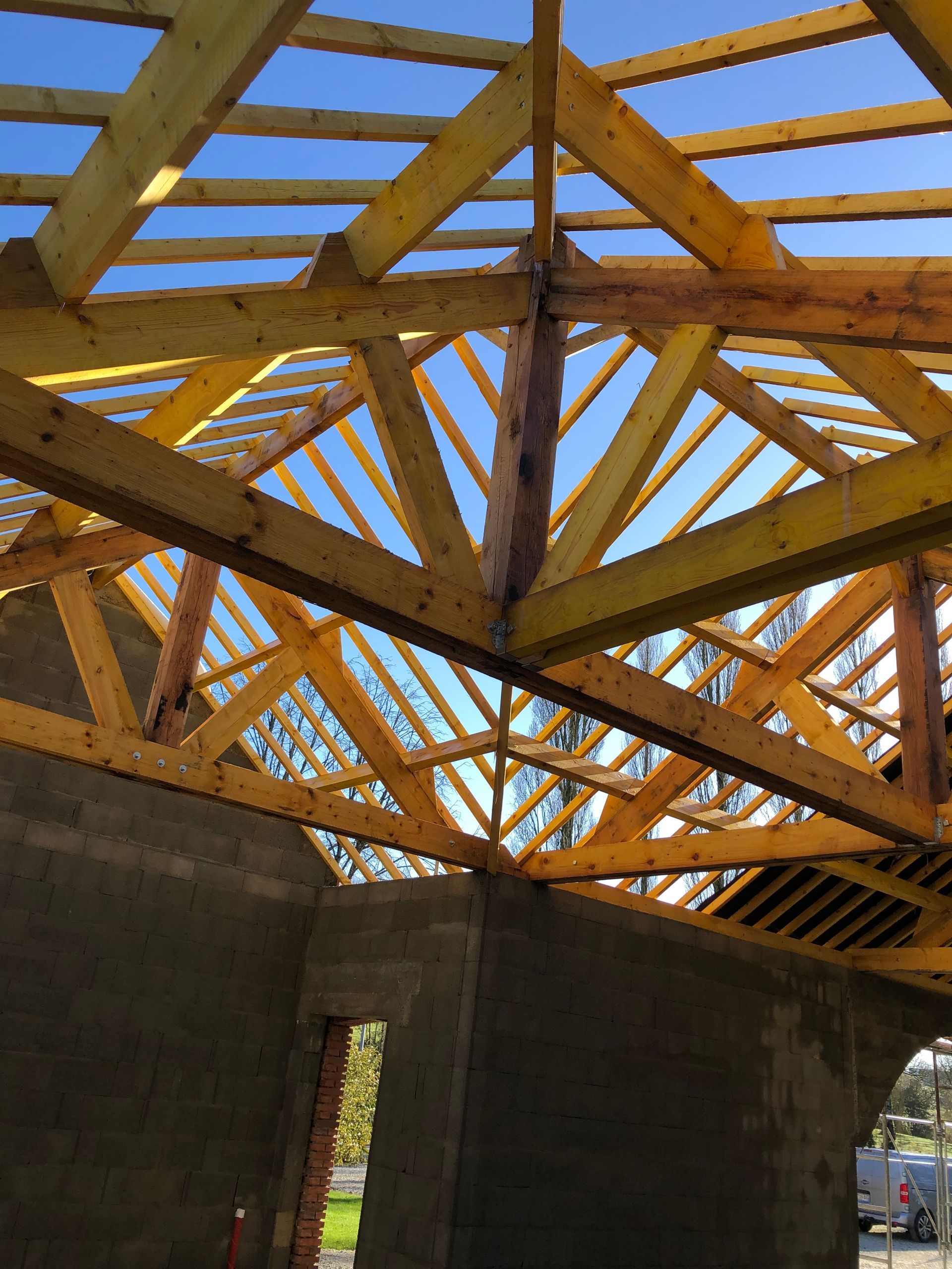 Pose d'une nouvelle charpente pour une ferme