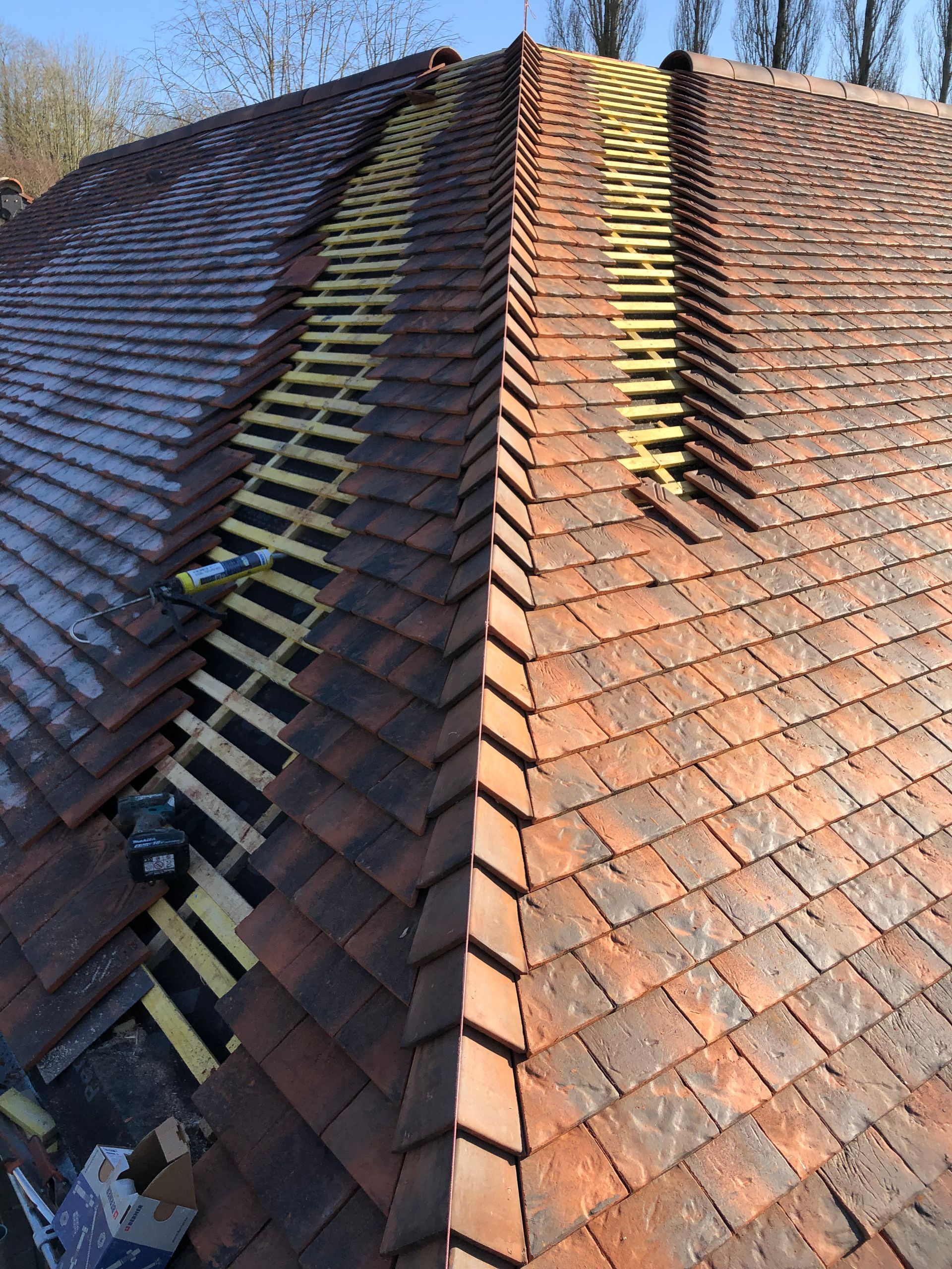 Des tuiles avec la charpente apparente