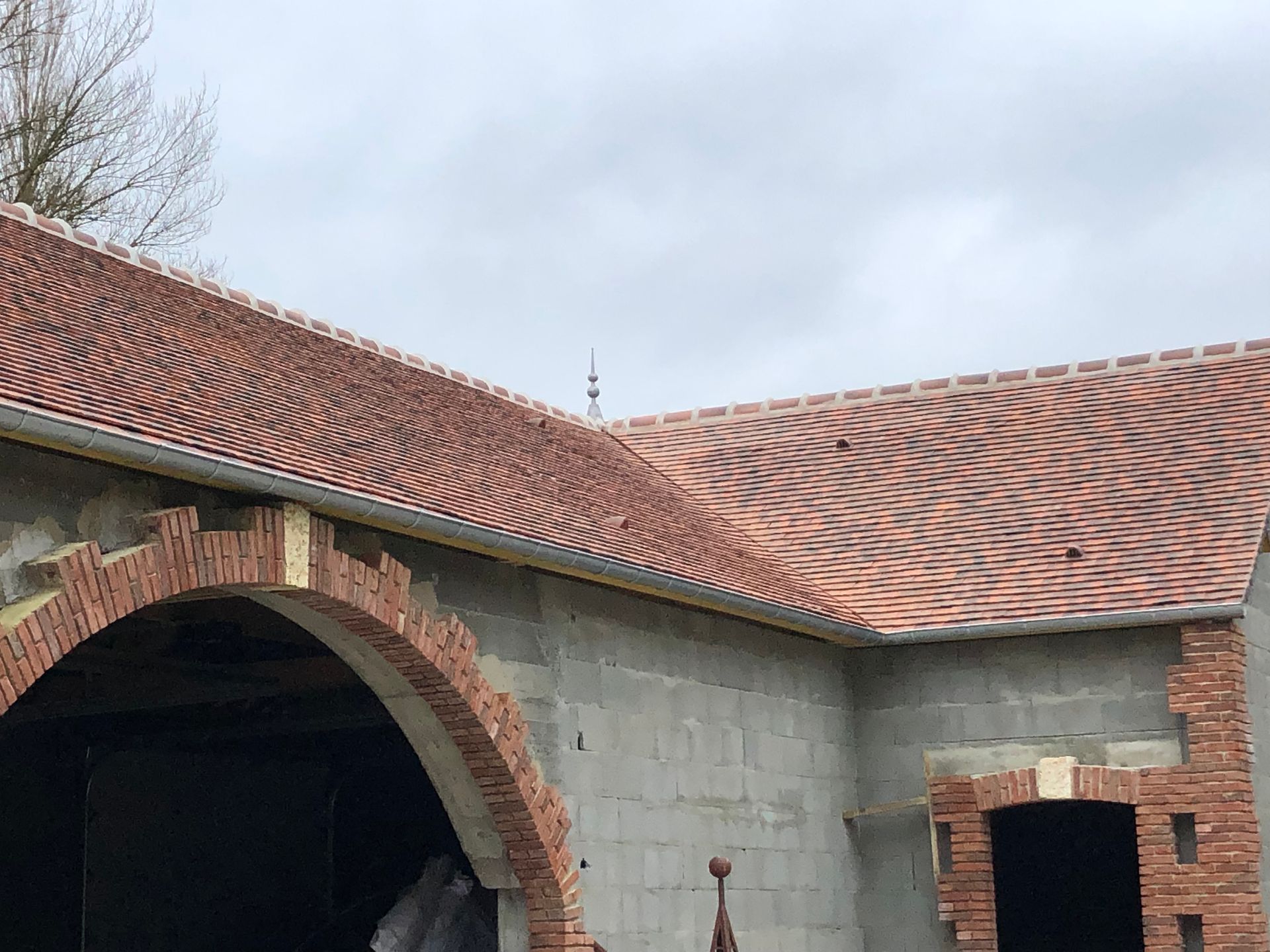 Un bâtiment avec une arche et une toiture neuve