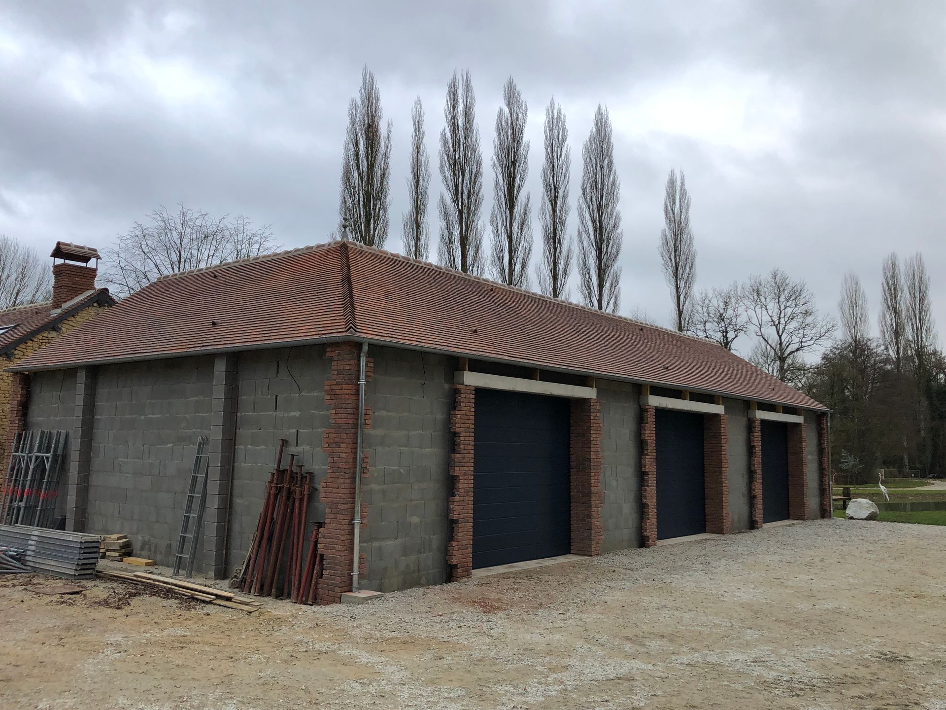 Une toiture sur un bâtiment en construction