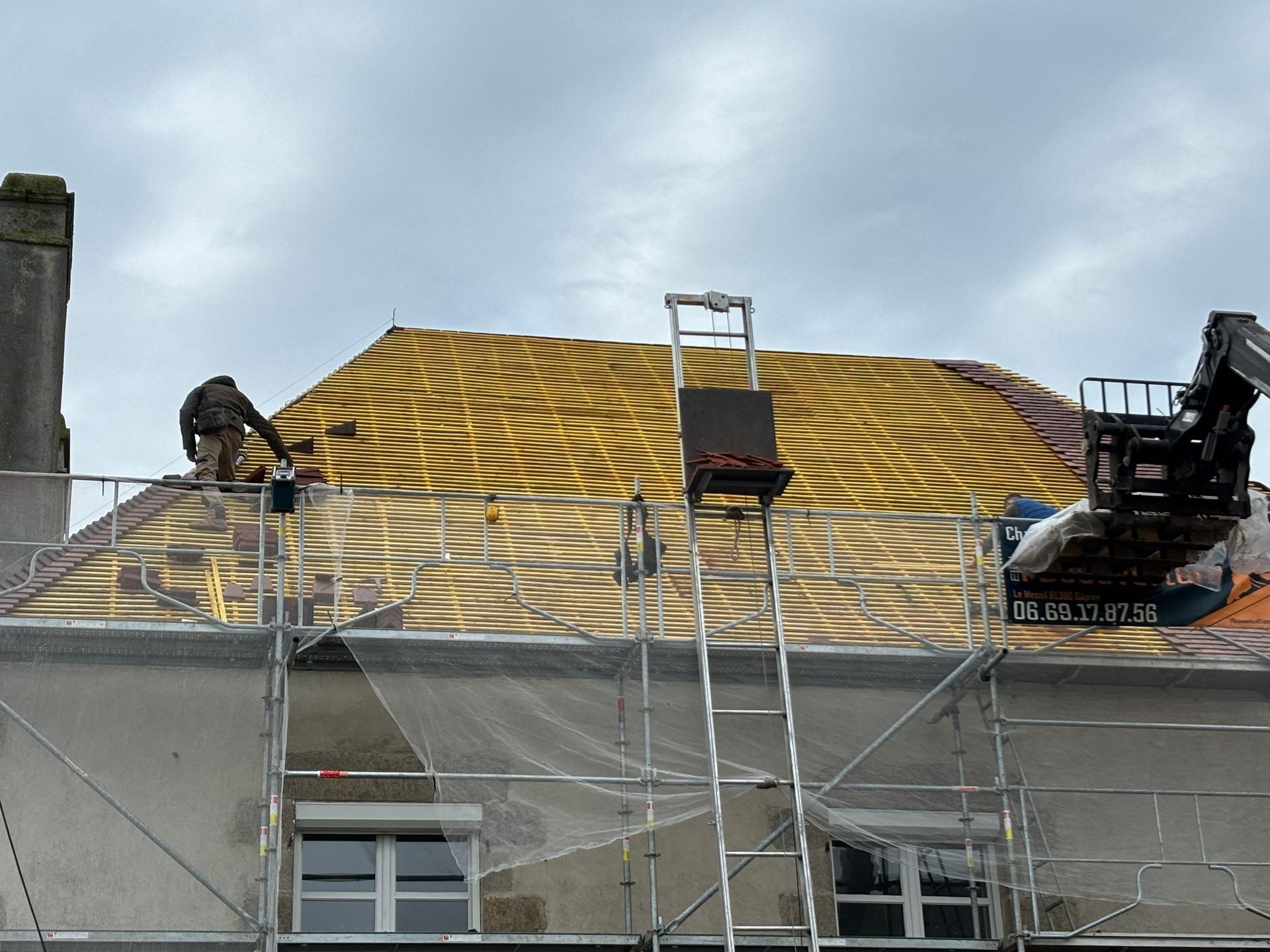 Une charpente qu'on recouvre de tuile