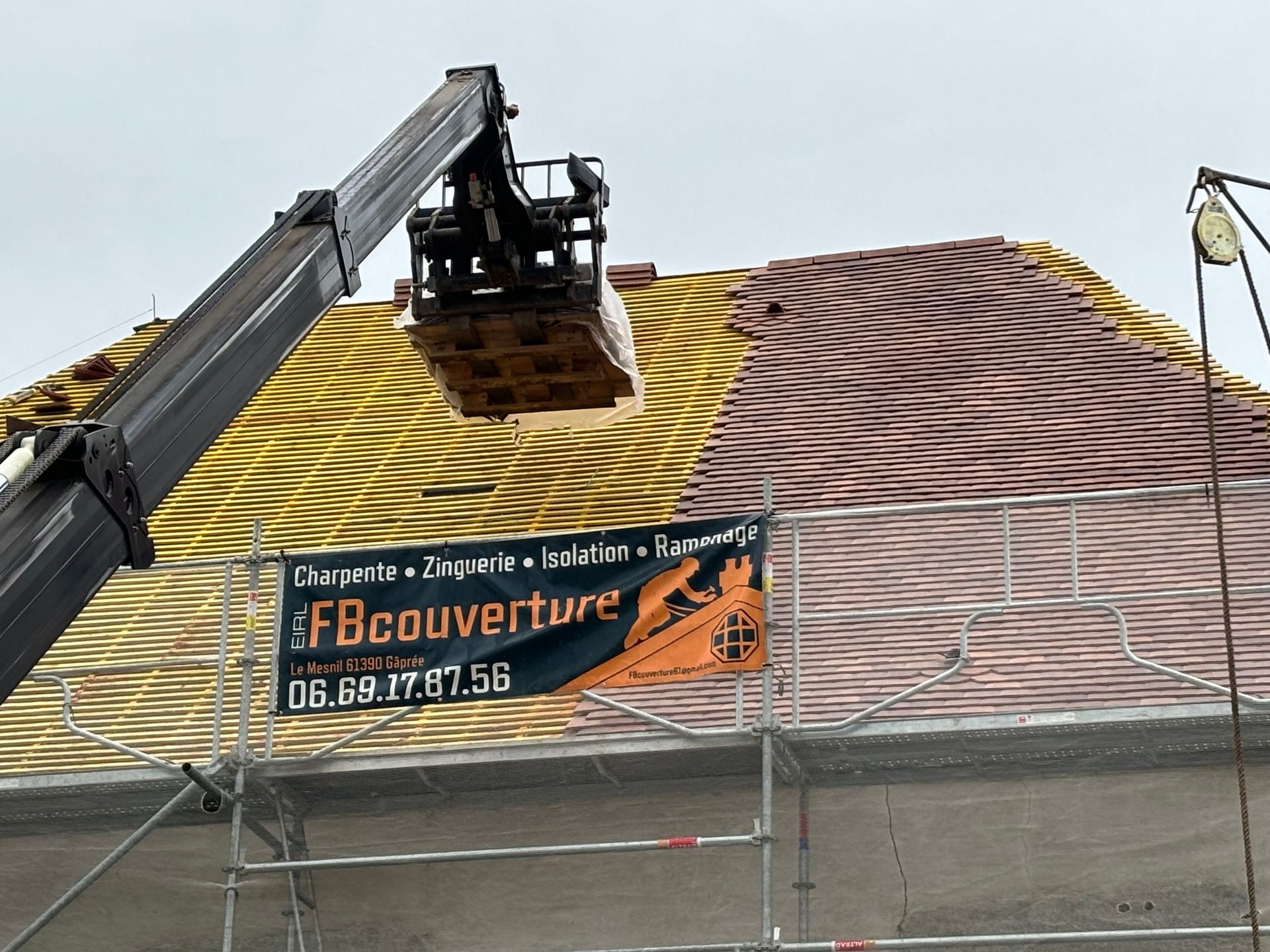 Une toiture avec le bandeau de l'entreprise