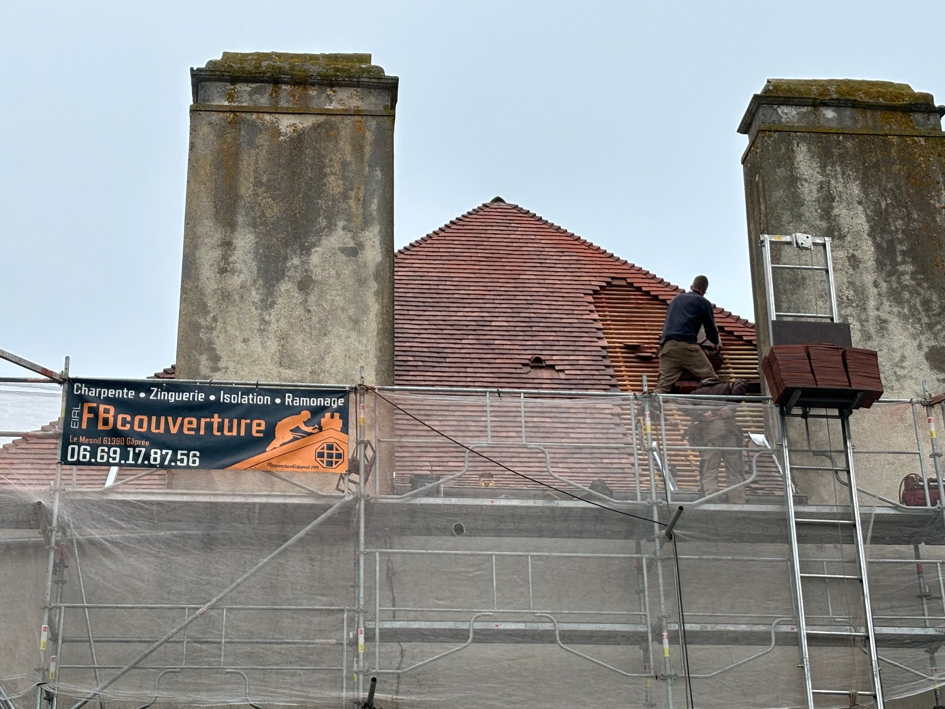 Un chantier avec le bandeau de l'entreprise