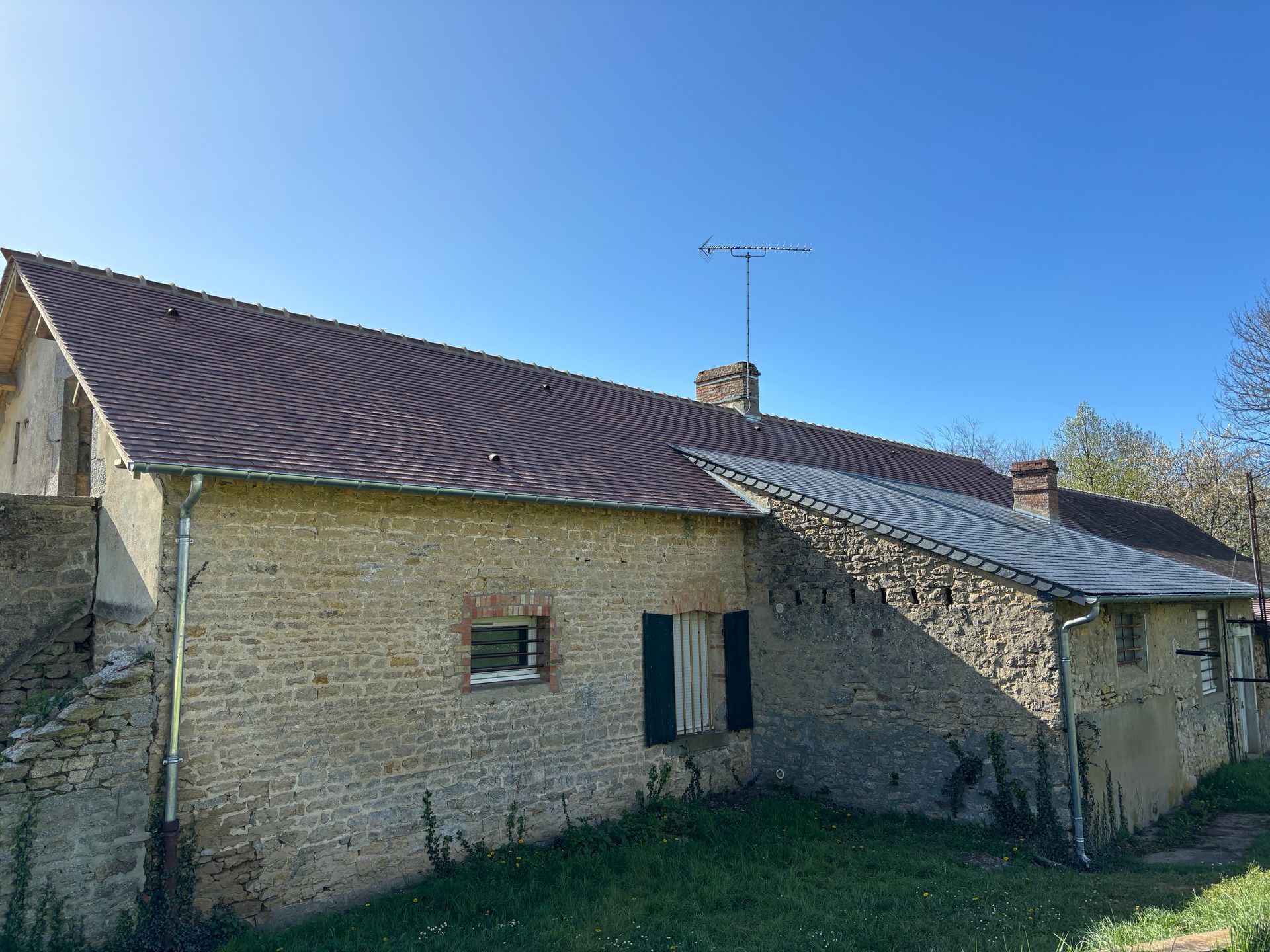 Une maison avec une toiture neuve
