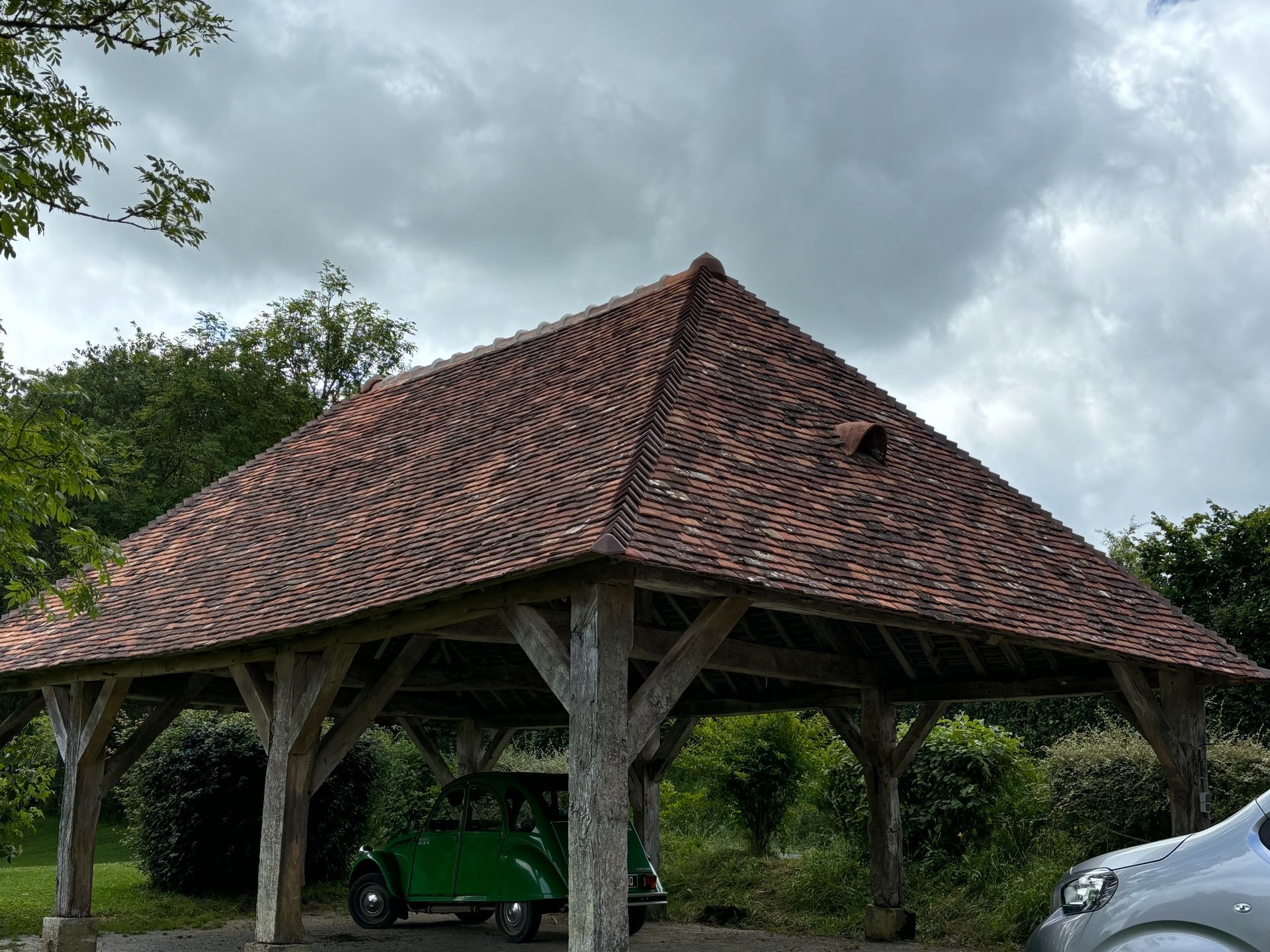 Un bâtiment ancien avec un toit neuf