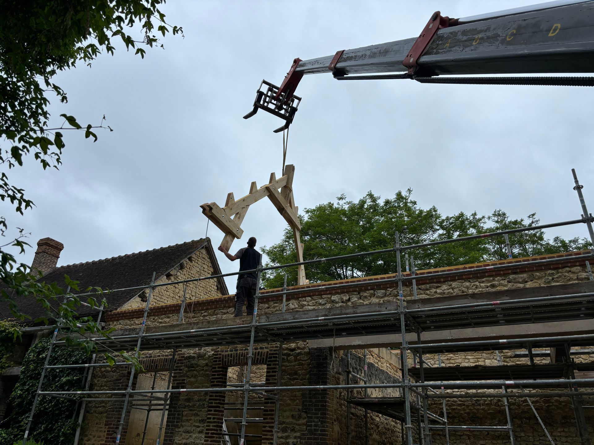 Un bout de charpente est déposée