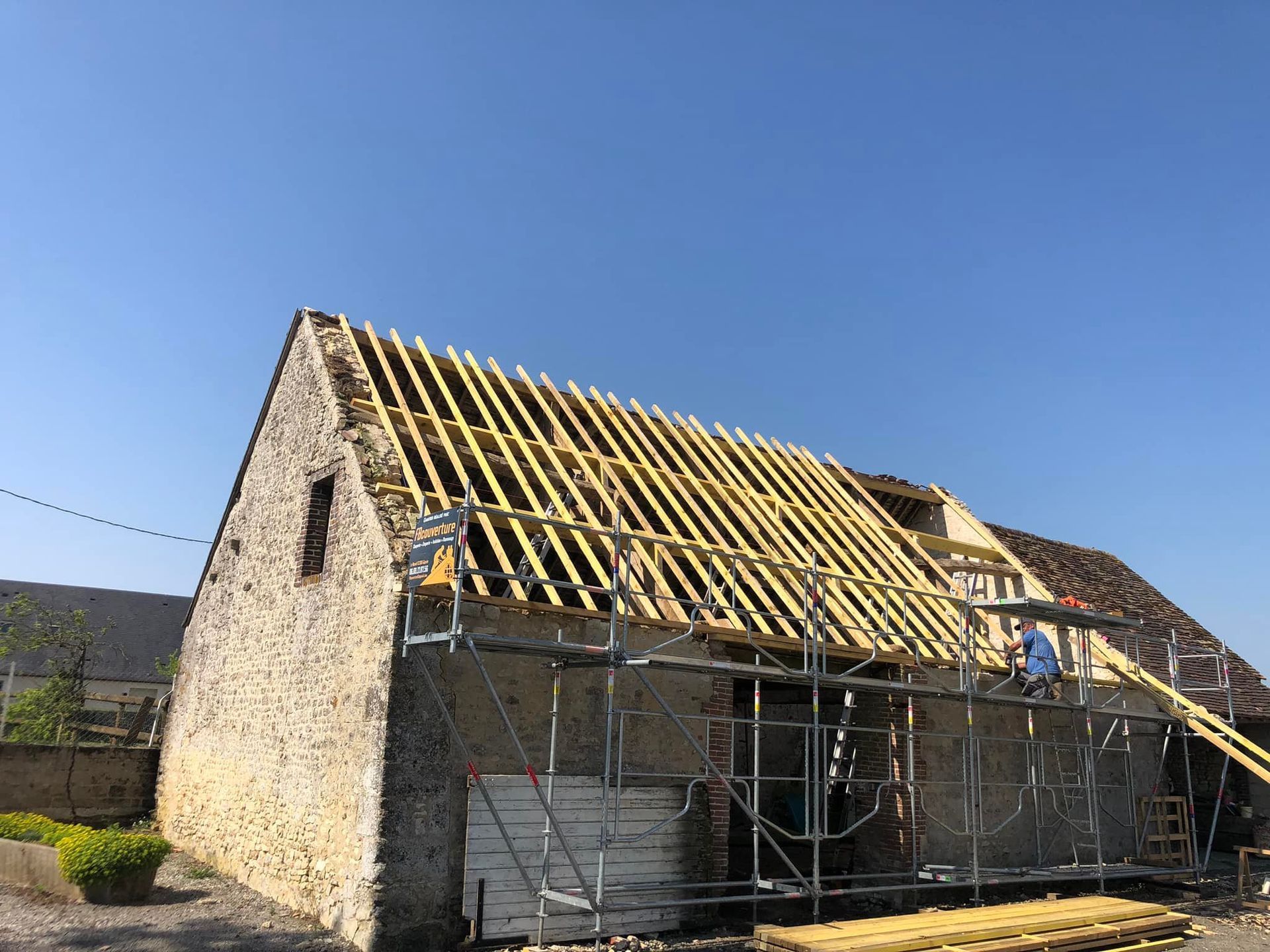 Pose de chevrons pour la charpente d'une ferme