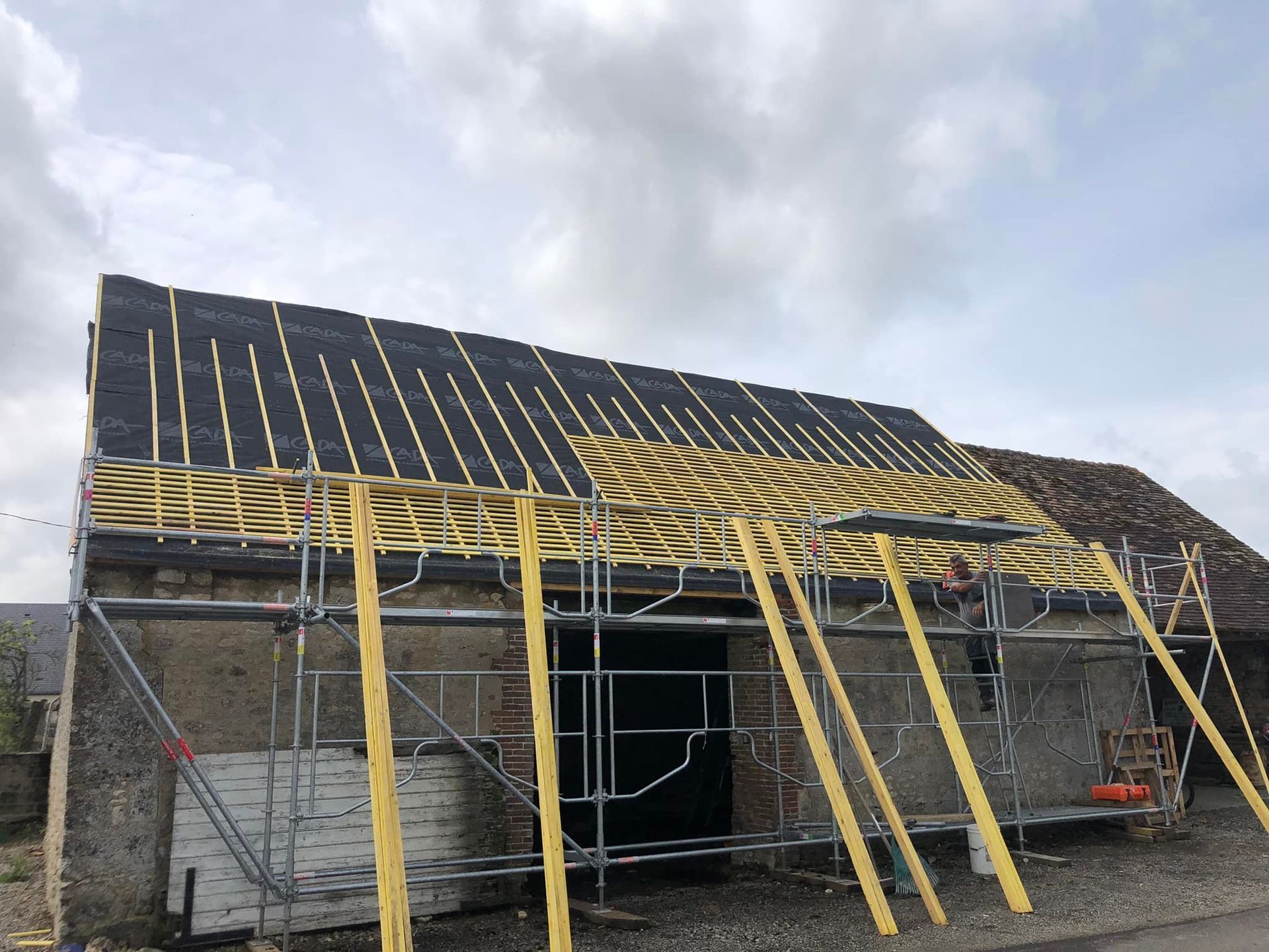 Pose de linteaux au-dessus de l'isolant de la toiture