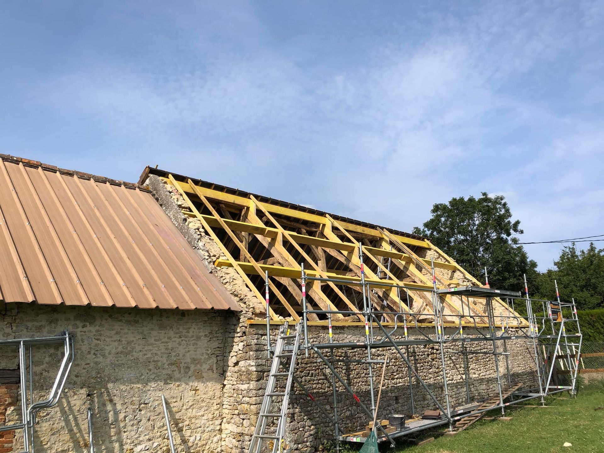 Pose d'une nouvelle charpente pour une ferme