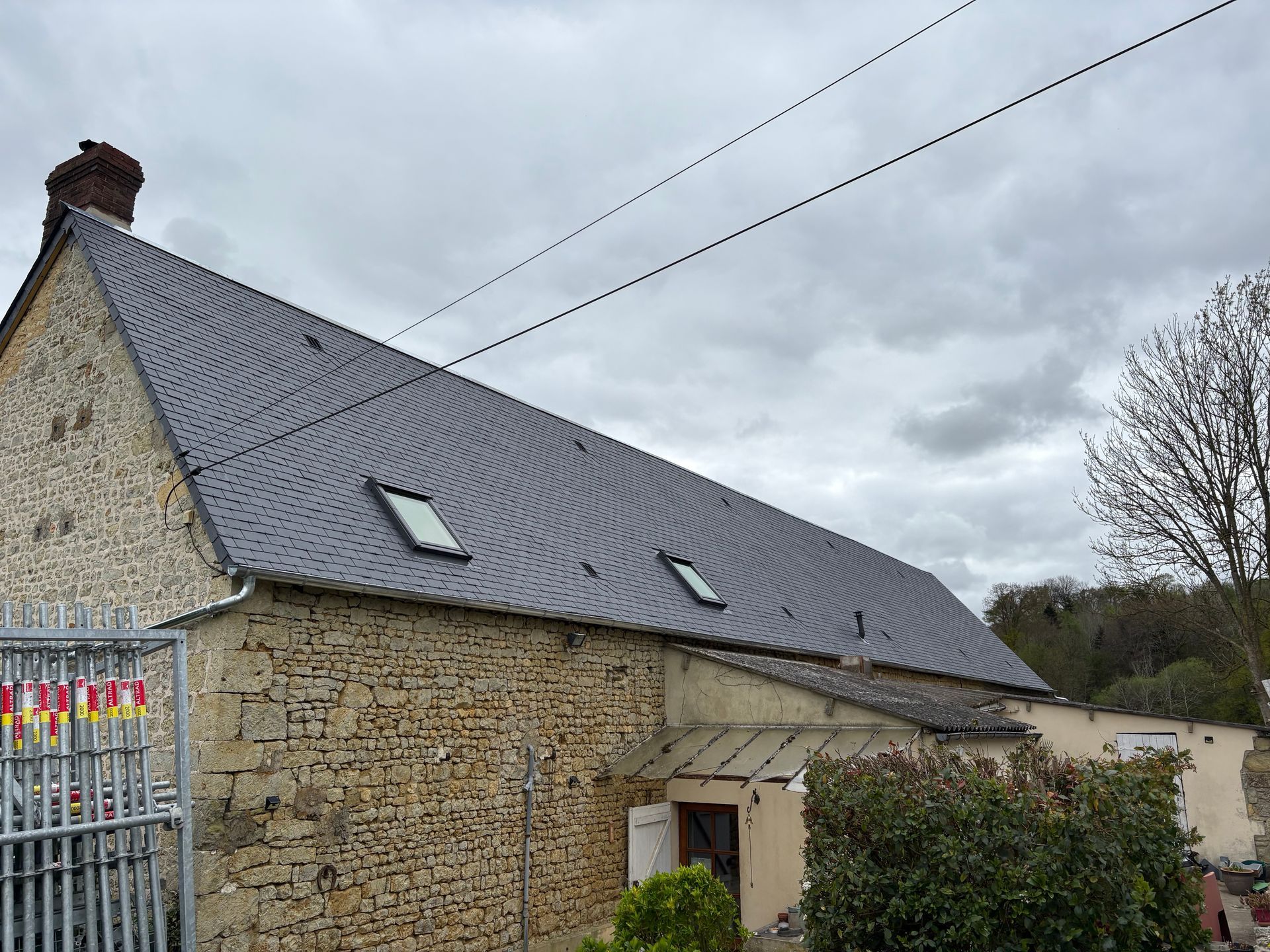 Couverture en ardoise finie, avec deux fenêtres de toit