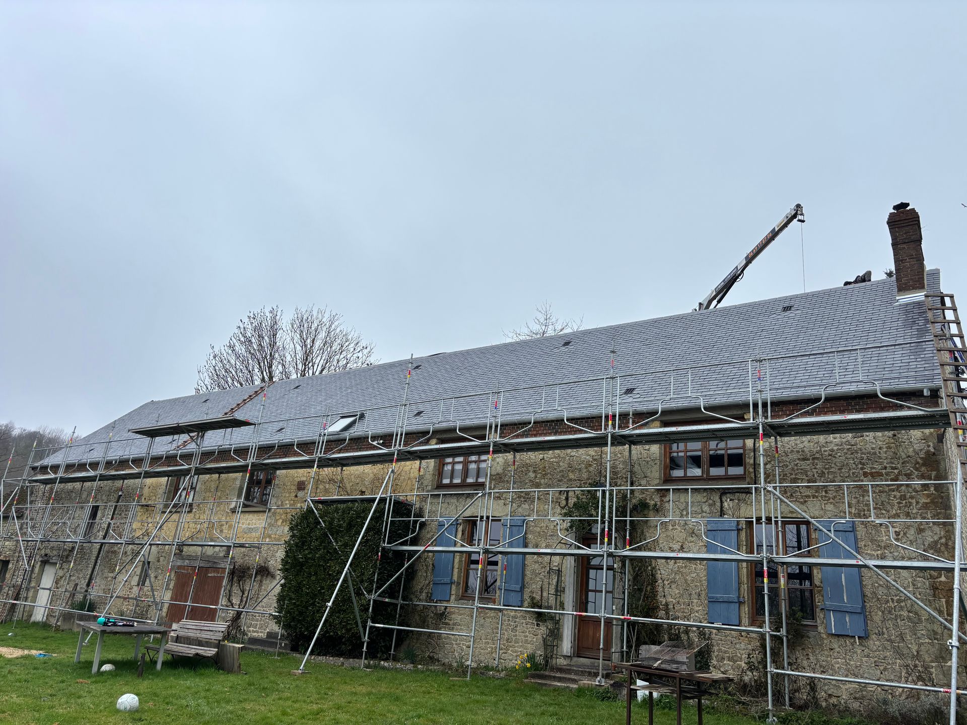 Couverture en ardoise pour une maison en pierre