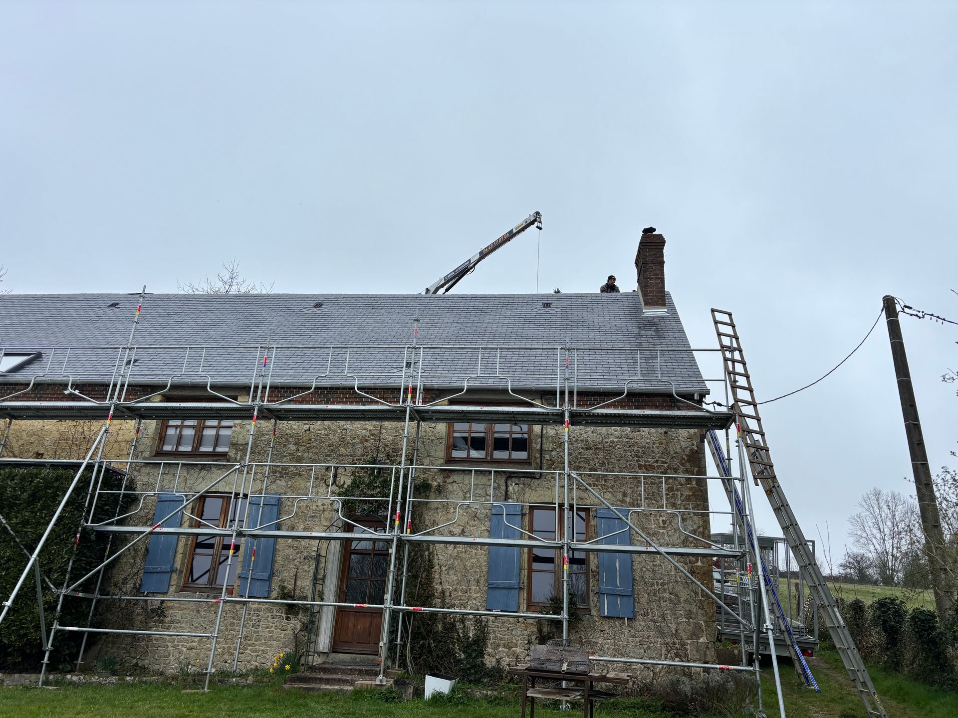 Échafaudage placé autour de la maison pour rénover le toit