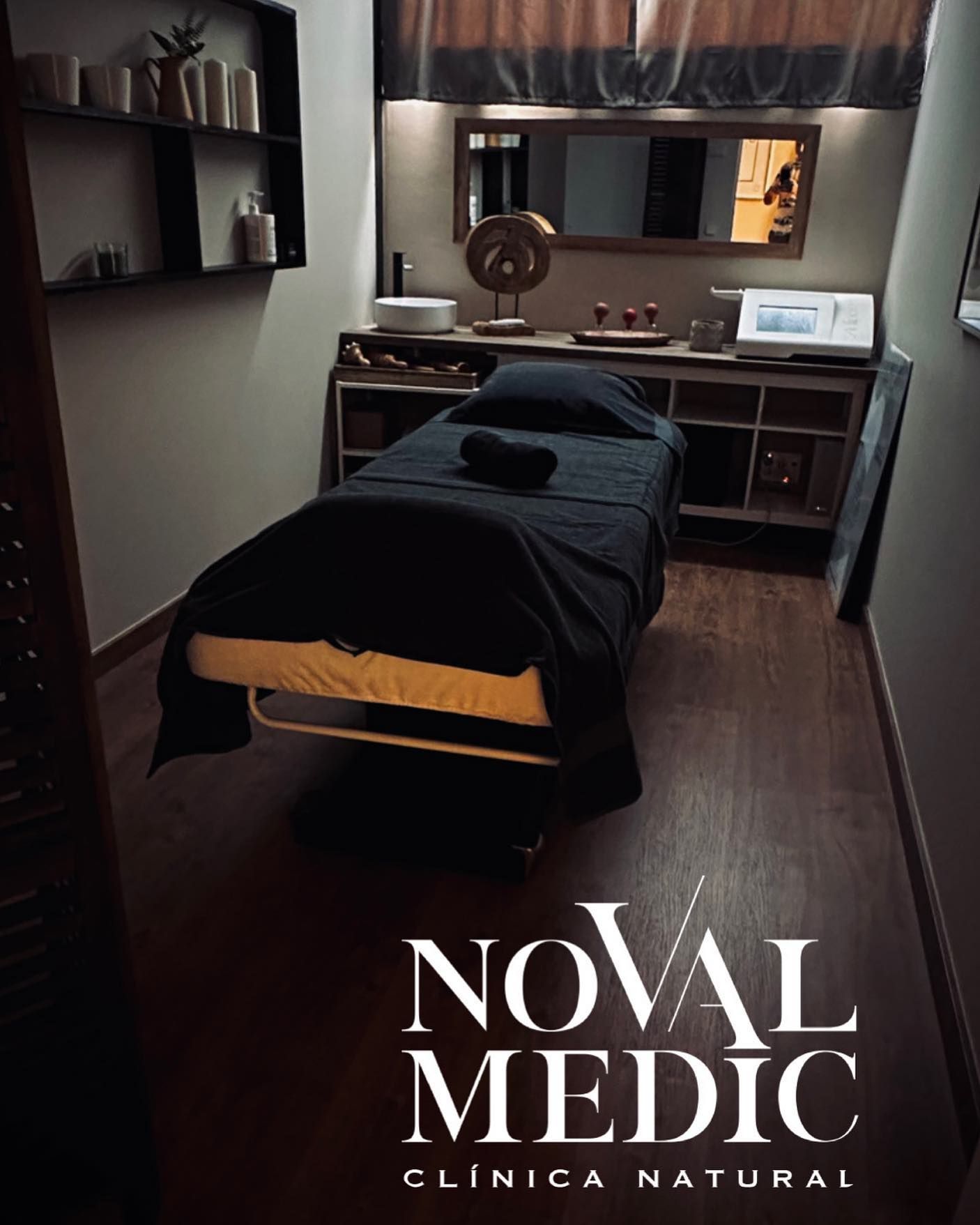 Un cartel de Noval Medic Clinic Natural muestra una camilla de masaje.